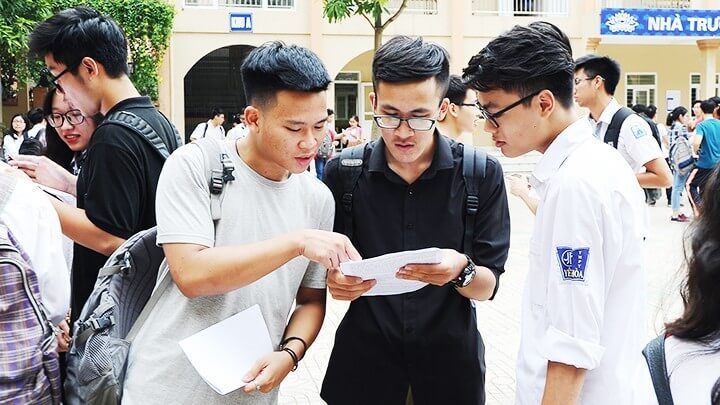 Học sinh tra cứu điểm chuẩn trường Đại học Vinh