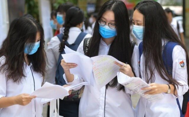 Học sinh tra cứu điểm chuẩn trường Đại học Y dược - ĐHQG Hà Nội