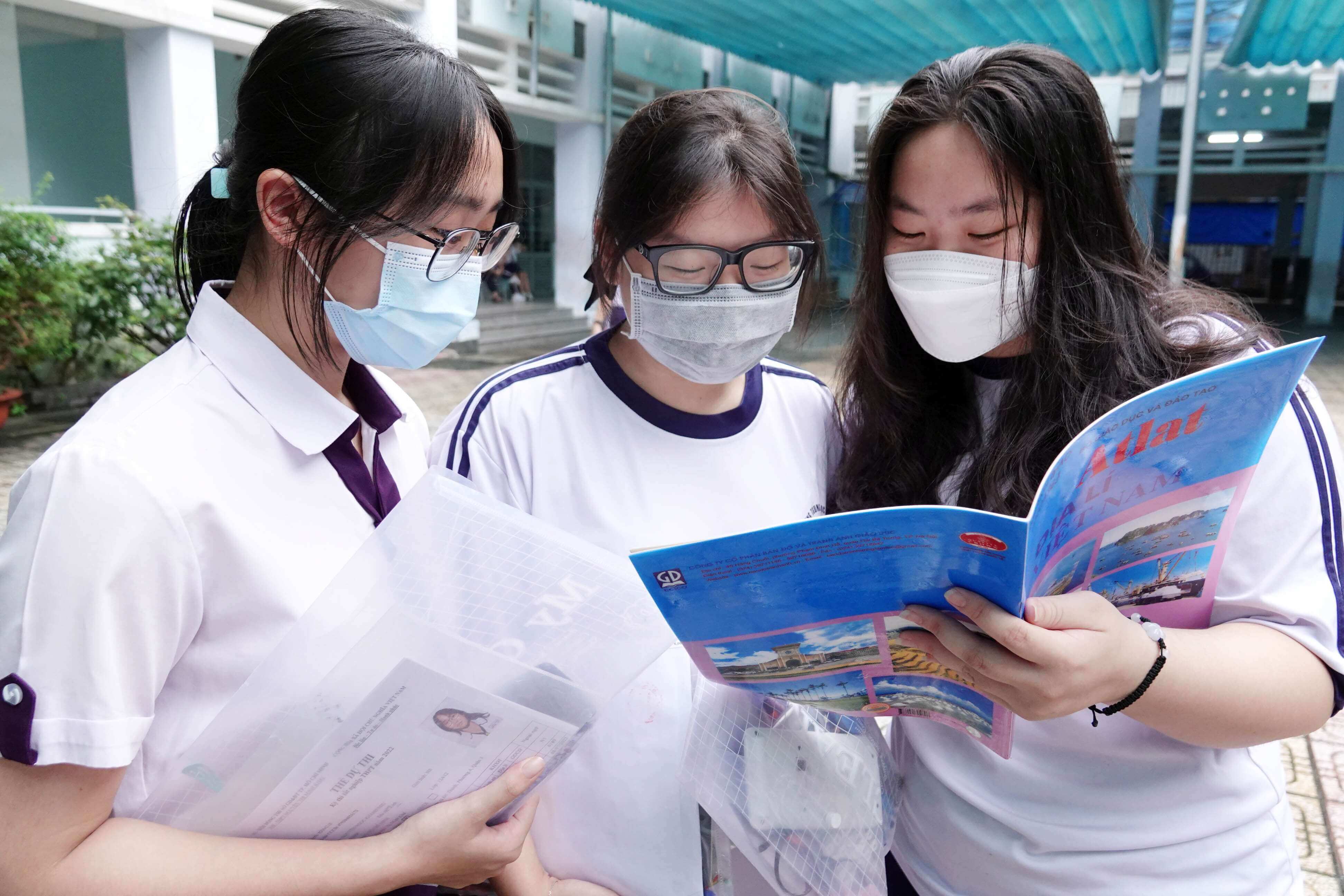 Học sinh tra cứu điểm chuẩn của trường Đại học Tài Nguyên và Môi Trường TP HCM