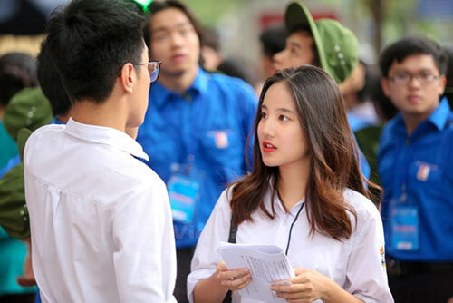 Học sinh tra cứu điểm chuẩn Trường Đại học Tân Trào