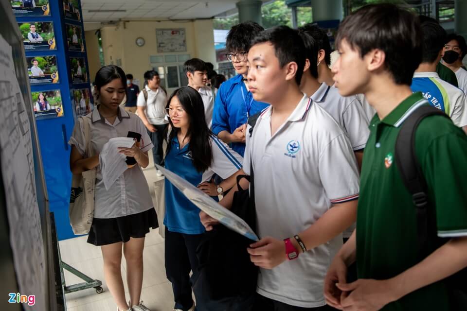 Học sinh tra cứu điểm chuẩn của Trường Đại học Thành Đông