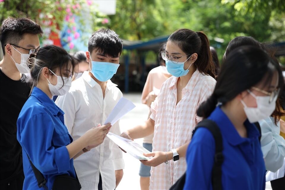 Học sinh tra cứu điểm chuẩn của trường Đại học Văn hóa Hà Nội
