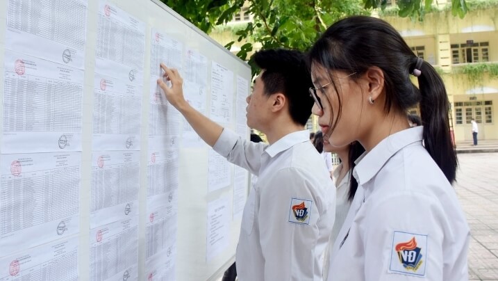 Học sinh tra cứu điểm chuẩn của trường Đại học Việt Bắc