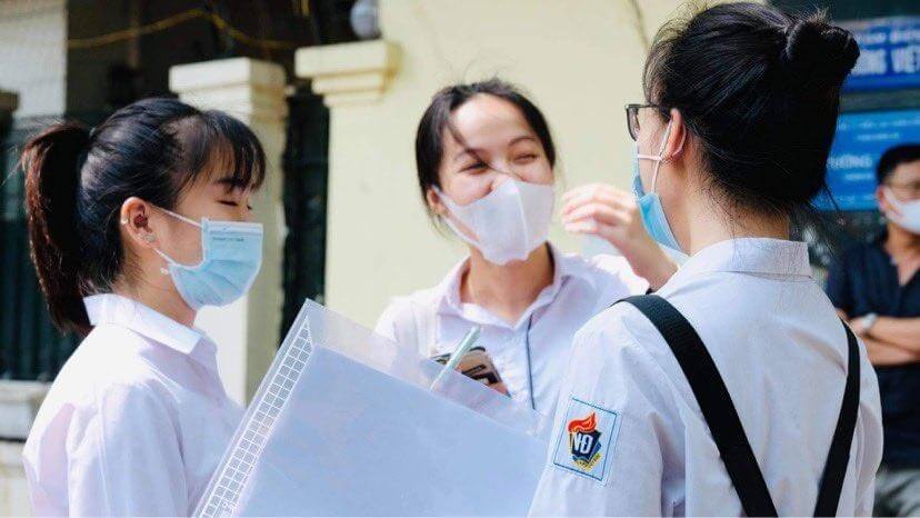 Học sinh tra cứu điểm chuẩn trường Đại học Việt Đức
