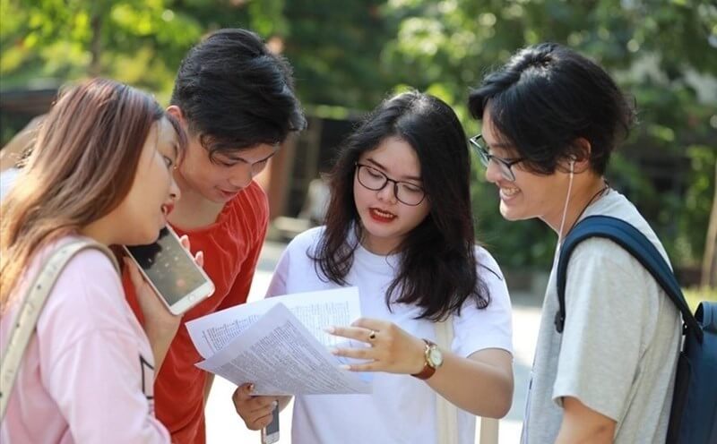 Học sinh tra cứu điểm chuẩn trường Đại học Y dược Thái Bình