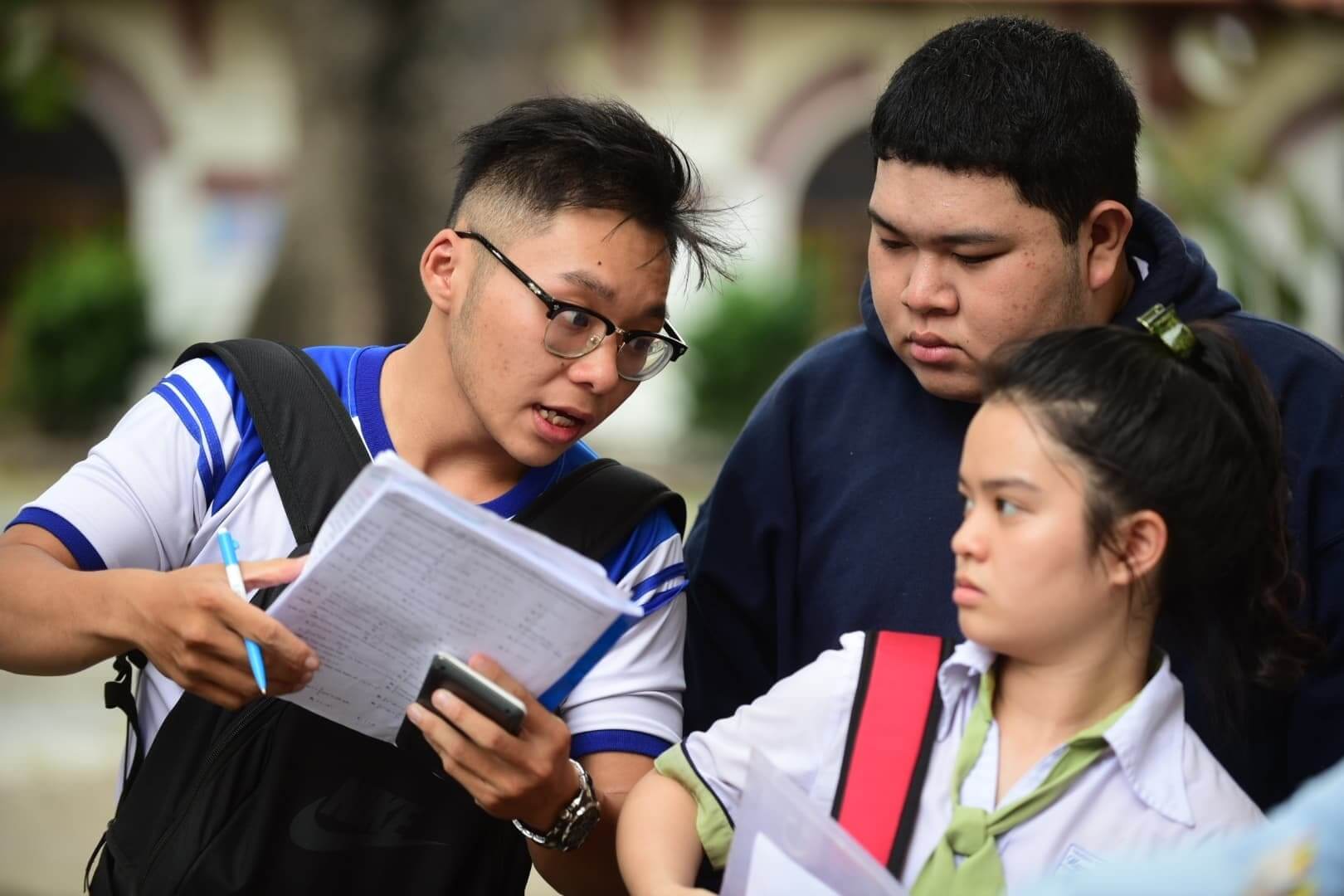 Học sinh tra cứu điểm chuẩn của trường Quản trị Kinh doanh – ĐHQG Hà Nội