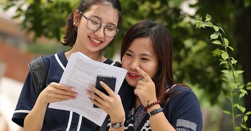 Học sinh tra cứu điểm chuẩn Trường Đại học Quốc tế Sài Gòn