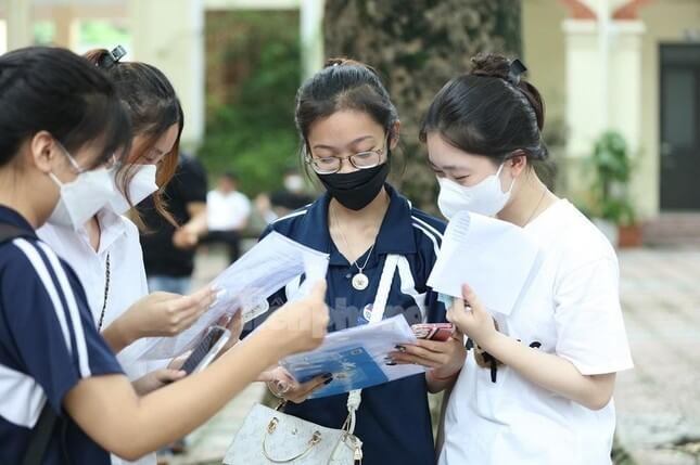 Học sinh tra cứu điểm chuẩn của trường Đại học Sư phạm Thể dục Thể thao Hà Nội
