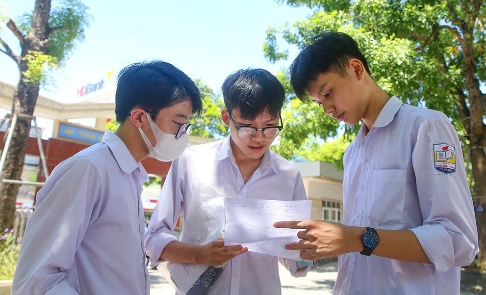 Học sinh tra cứu điểm chuẩn Trường Đại học Kiên Giang (KGU)