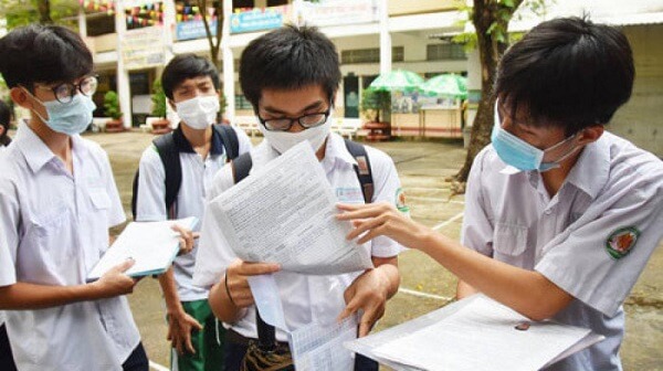Học sinh tra cứu điểm chuẩn Trường Đại học Kiến trúc Đà Nẵng (DAU)