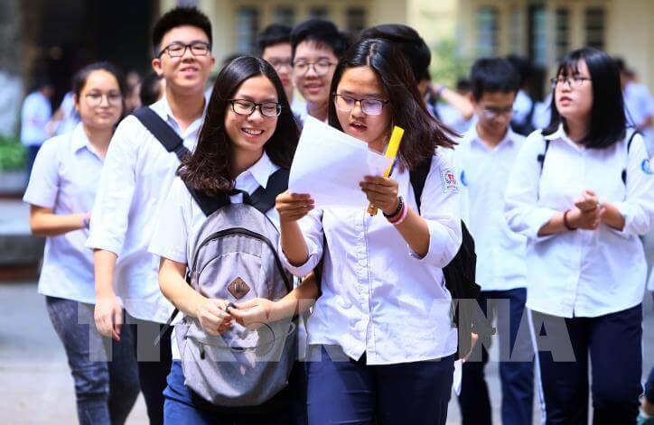 Học sinh tra cứu điểm chuẩn Trường Đại học Kinh Bắc (UKB)