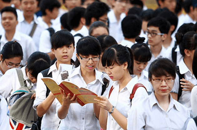 Học sinh tra cứu điểm chuẩn Trường Đại học Phạm Văn Đồng (PDU) 