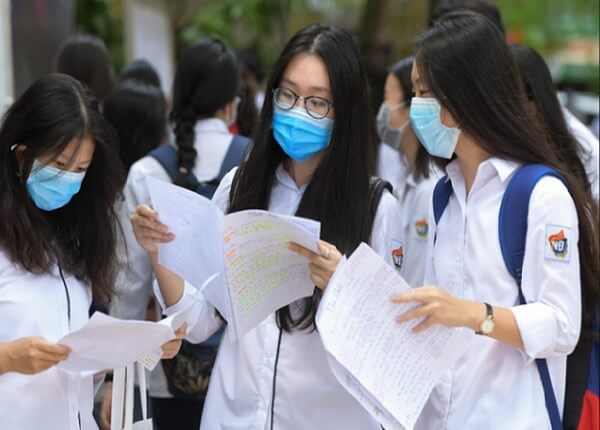 Học sinh tra cứu điểm chuẩn Trường Đại học Phan Thiết (UPT)