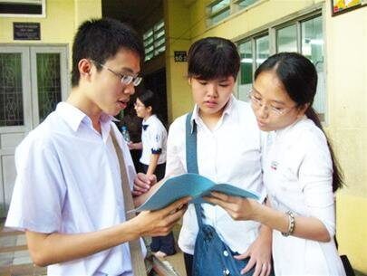 Học sinh tra cứu điểm chuẩn Trường Đại học Phú Xuân (PXU)