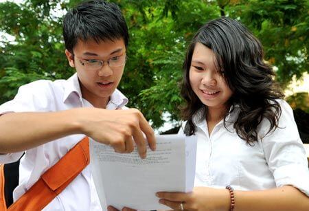 Học sinh tra cứu điểm chuẩn Trường Đại học Quảng Bình (QBU)