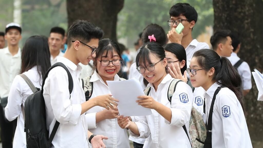 Học sinh tra cứu điểm chuẩn Trường Đại học Quang Trung (QTU)