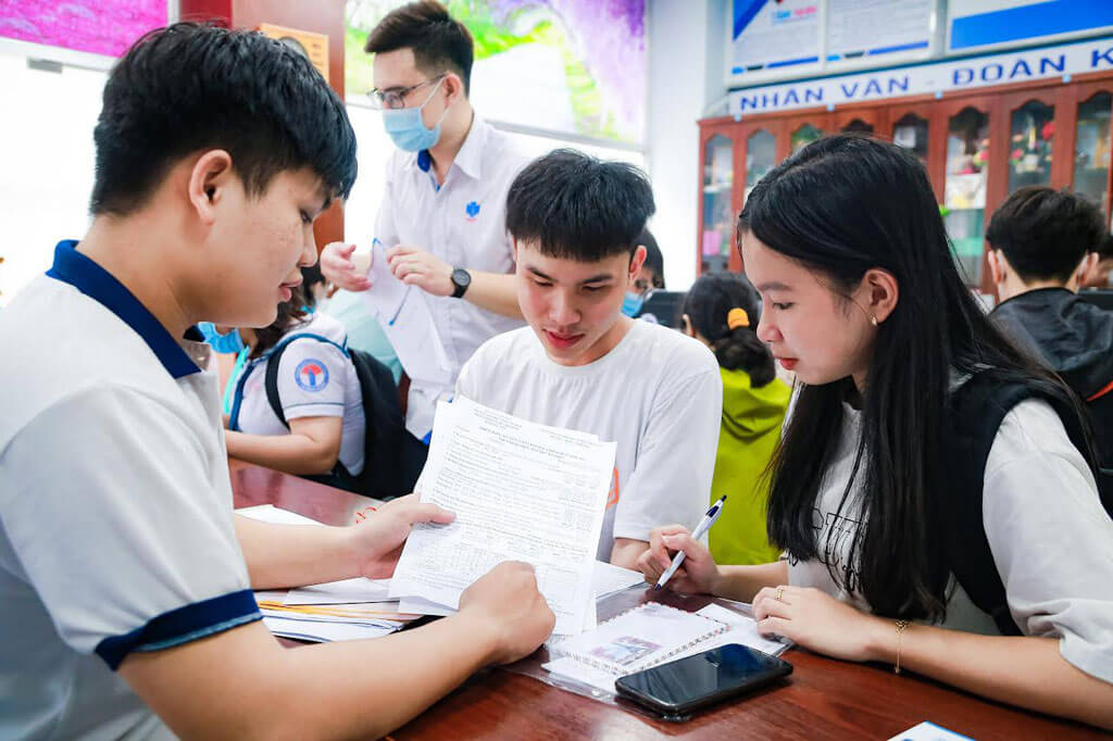 Học sinh đăng ký xét tuyển học bạ của trường Đại học sư phạm Nghệ thuật Trung ương