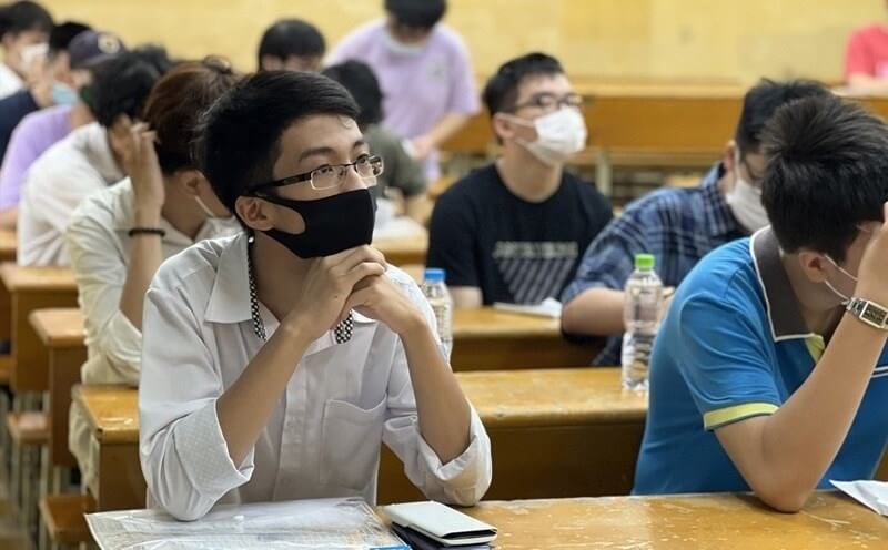 Học sinh đăng ký xét học bạ trường Đại học Kinh tế Hà Nội