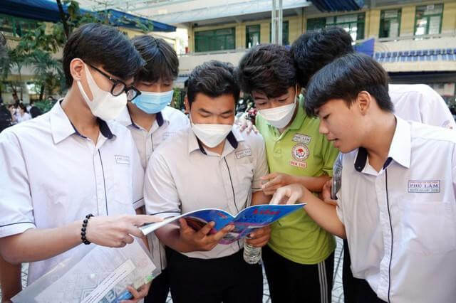 Học sinh tra cứu điểm chuẩn Trường Đại học Hùng Vương TP HCM (HVUH)
