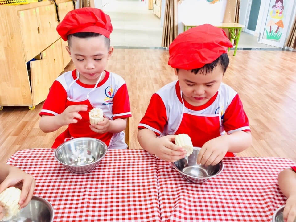 Học sinh Trường Mầm Non Việt Anh thực hành nấu ăn