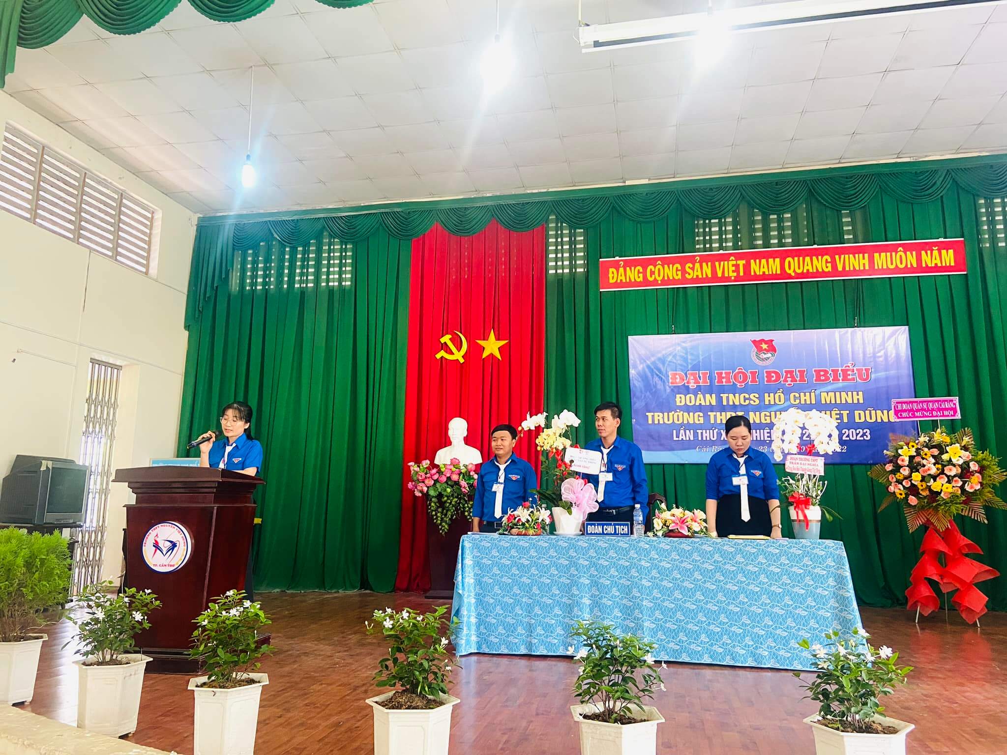 Đại hội trường Nguyễn Việt Hồng