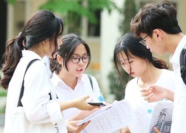 Học sinh tham gia đăng ký xét học bạ trường Đại học Anh Quốc Việt Nam