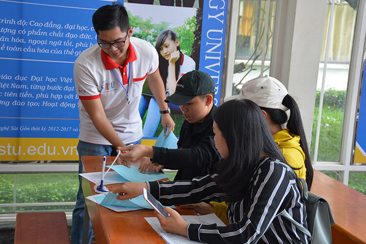 Học sinh đăng ký xét học bạ trường Đại học Công Nghệ Sài Gòn