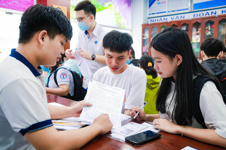 Học sinh tham gia đăng ký xét học bạ trường Đại học Bạc Liêu