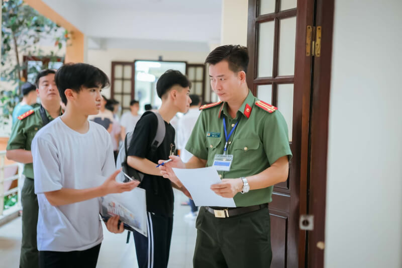 Học sinh tham gia đăng ký xét học bạ trường Đại học Cảnh sát Nhân Dân