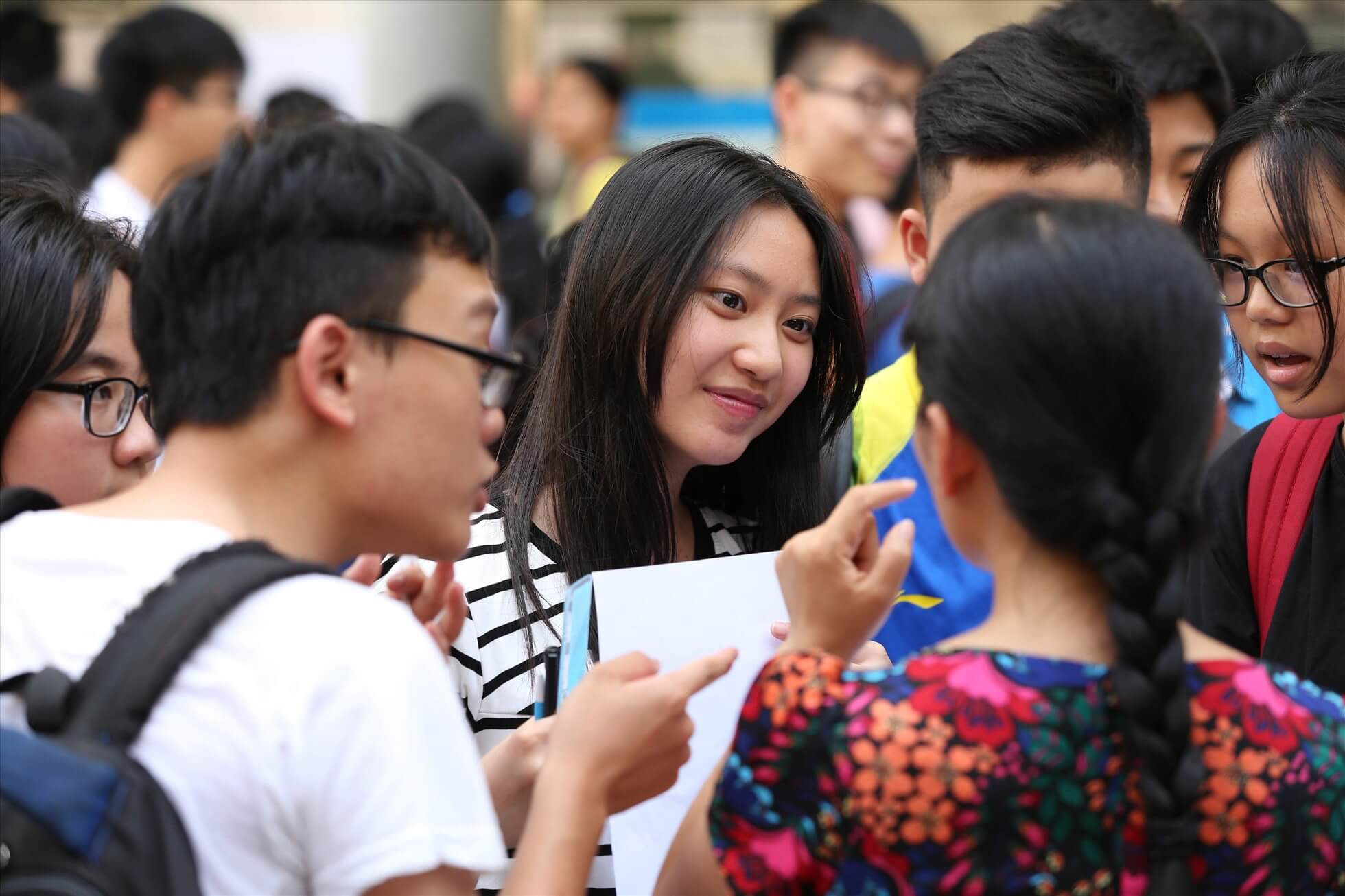 Học sinh xét học bạ của trường Đại học Văn hóa Hà Nội (HUC)