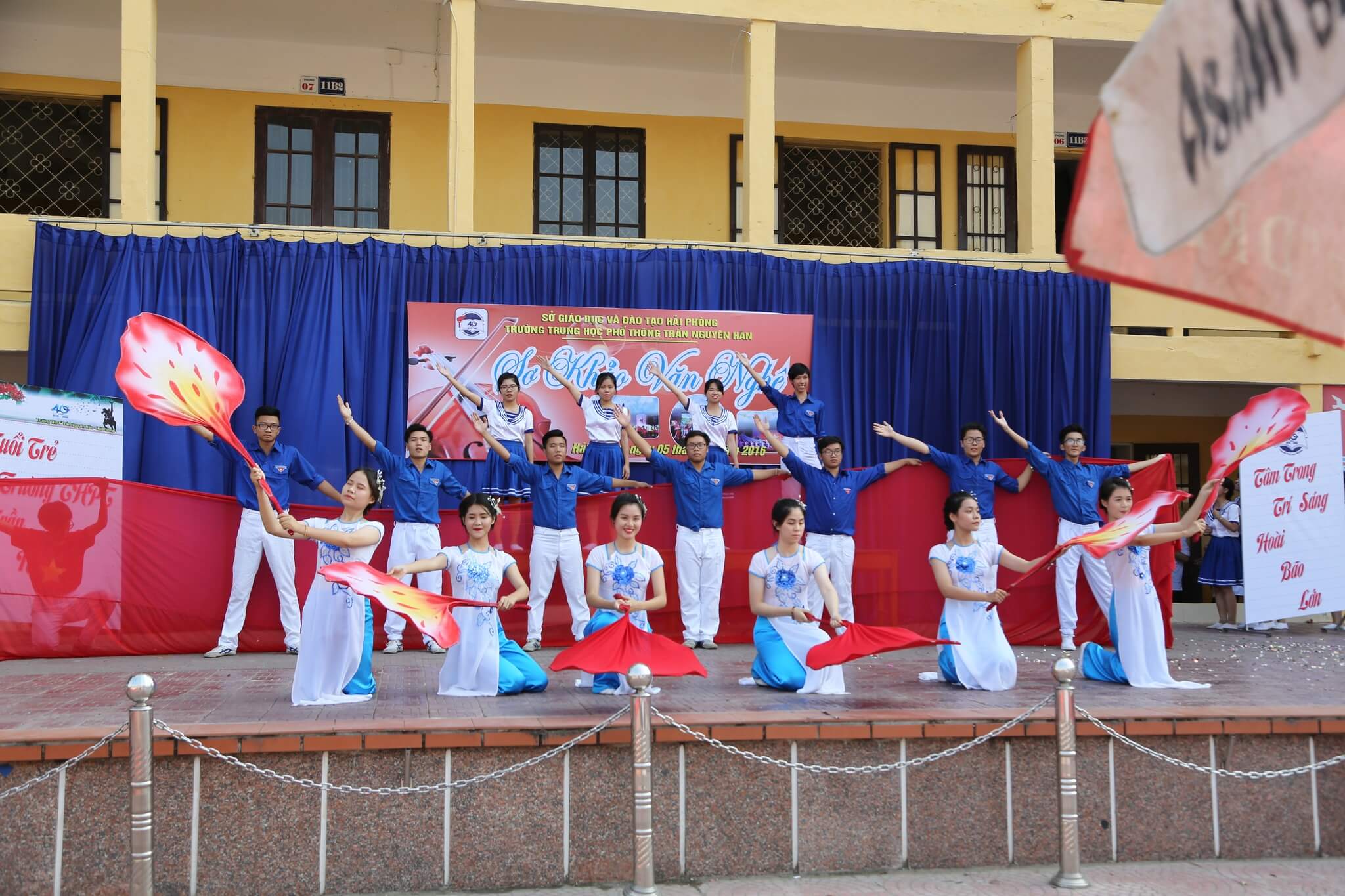 Học sinh trường THPT Trần Nguyên Hãn biểu diễn văn nghệ