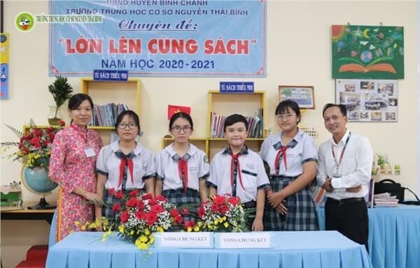 Thầy cô và học sinh của trường THCS Nguyễn Thái Bình