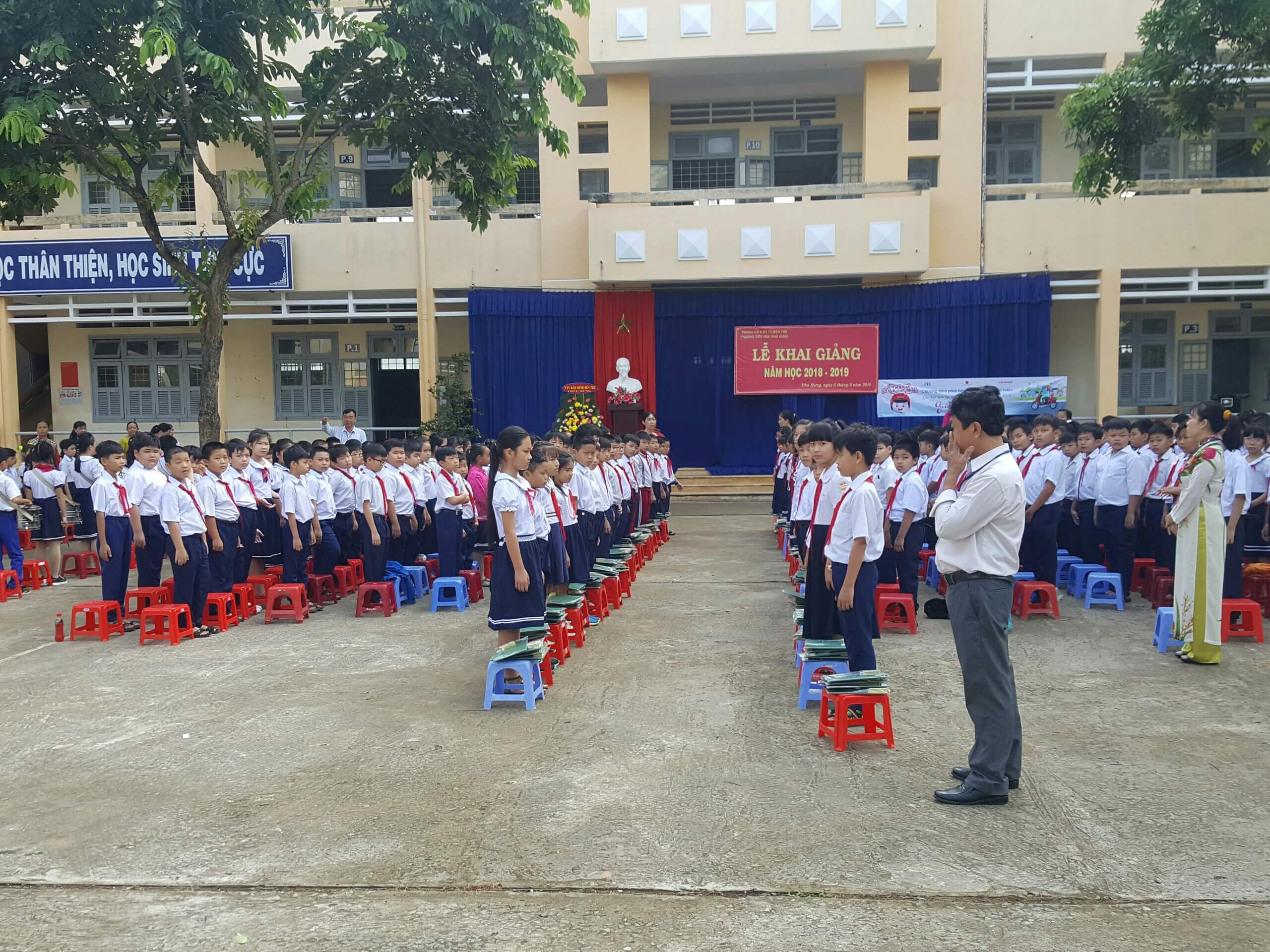Các em tại Trường Tiểu Học Phú Hưng