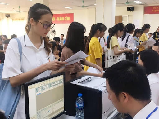 Học sinh tham gia xét học bạ Đại học Công nghiệp Dệt may Hà Nội