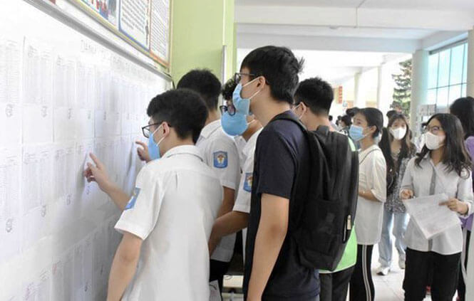 Học sinh tra cứu điểm chuẩn của trường Đại học Trưng Vương