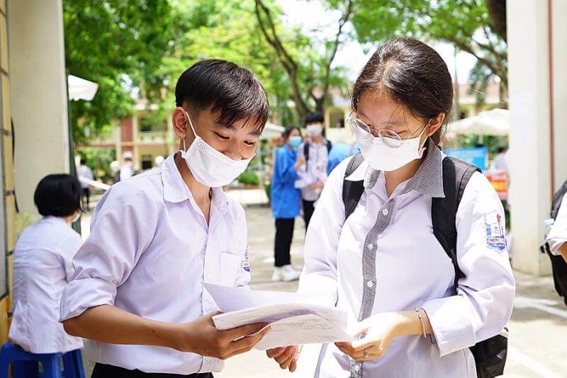 Học sinh tham gia đăng ký xét học bạ tại Đại học Công nghệ thông tin và Truyền thông Việt - Hàn Đà Nẵng
