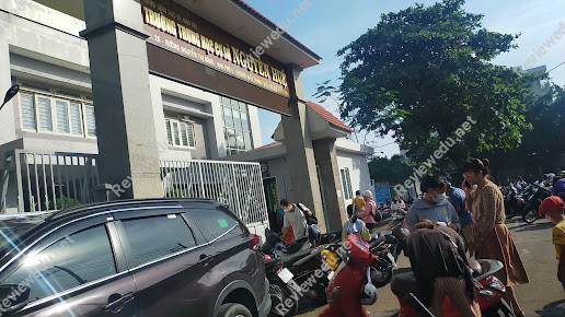 Trường trung học cơ sở Nguyễn Huệ