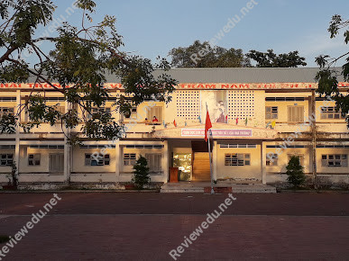 Trường THCS Phú Tân