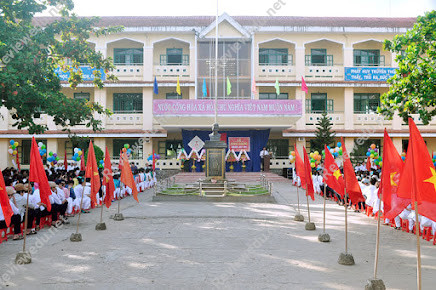 Trường THPT Huỳnh Ngọc Huệ