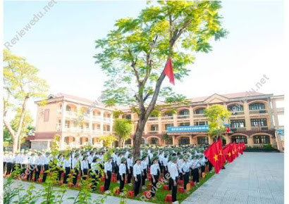 Trường THPT Nguyễn Hữu Tiến