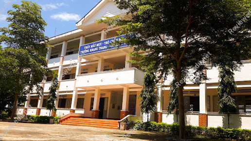 Trường THPT Võ Văn Kiệt